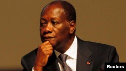 Alassane Ouattara et l’ancien président français Nicolas Sarkozy avaient signé en janvier 2012 ce traité de « partenariat de défense » 