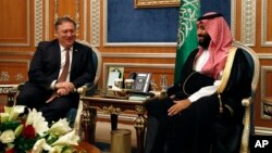 Menlu AS Mike Pompeo bertemu Putra Mahkota Saudi, Mohammed bin Salman di Riyadh untuk membahas hilangnya wartawan Jamal Khashoggi (16/10). 