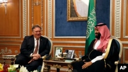 Američki državni sekretar Majk Pompeo sa saudijskim prestolonaslednikom Mohamedom bin Salmanom