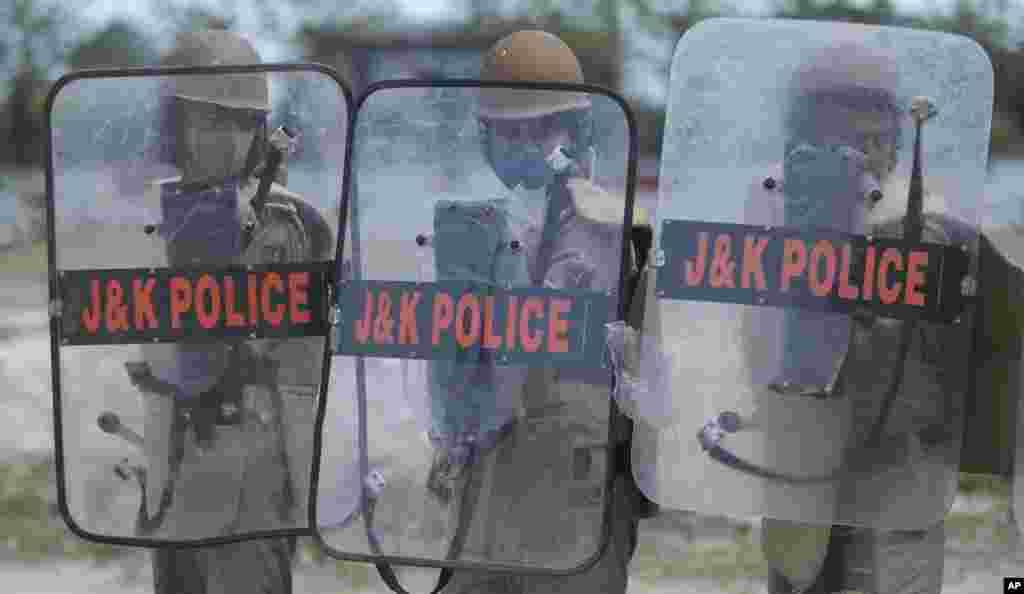 بھارت&nbsp; زیرِ انتظام کشمیر میں پولیس انٹیلی جنس معلومات اکٹھا کرنے اور&nbsp; بغاوت روکنے کی کارروائیوں کے لیے مقامی افراد کو تربیت دی جا رہی ہے۔