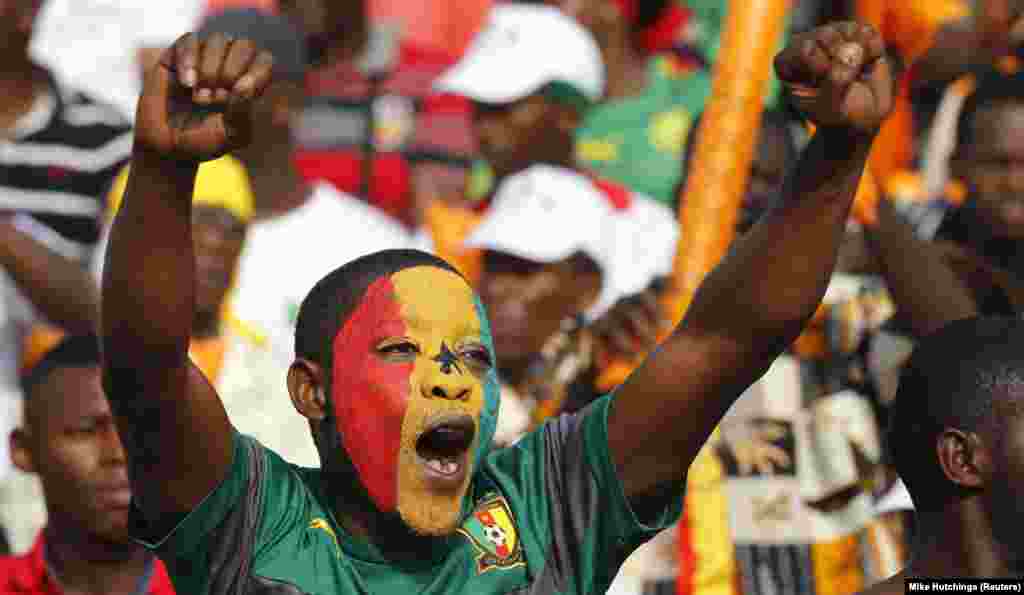 Penonton bersorak saat menonton pertandingan Grup C antara Ghana dan Senegal di Piala Afrika 2015 di Mongomo (19/1).