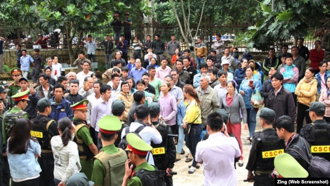 Rất đông người đi theo dõi phiên xử phúc thẩm nông dân Đặng Văn Hiến.
