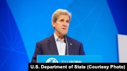លោក John Kerry កំពុងថ្លែងសុន្ទរកថាដើម្បីធ្វើការសម្ភោធសមាជកិច្ចប្រជុំកំពូលសហគ្រិន២០១៦ នៅសកលវិទ្យាល័យ Stanford។
