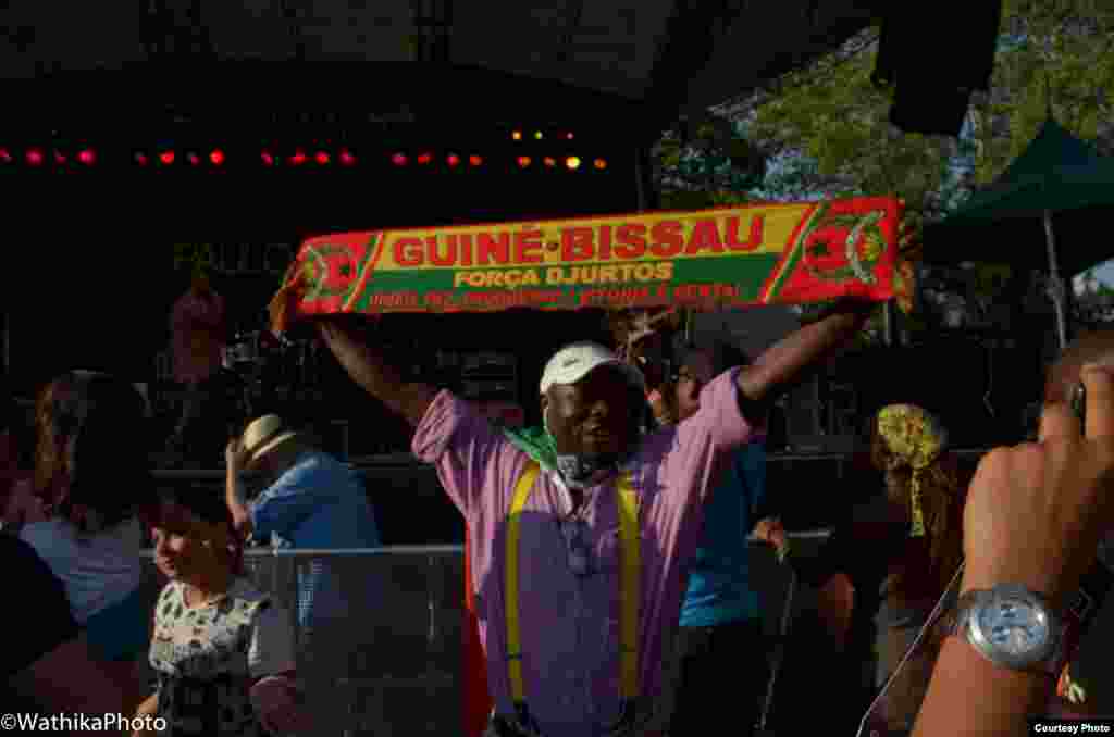 Enquanto Paulo Flores canta lá atrás, no lado do público temos pelo menos um guineense manifestando o seu amor