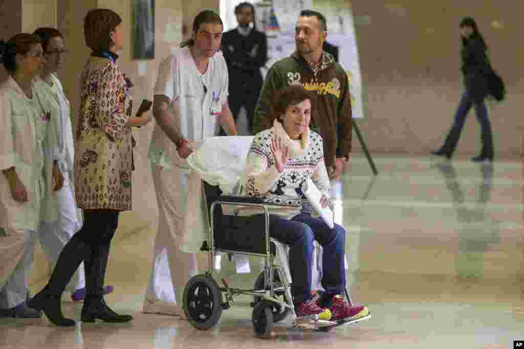 Teresa Romero, l&#39;infirmière auxiliaire espagnole, guérie du virus Ebola a été libéré d&#39;un hôpital de Madrid un mois après qu&rsquo;elle a été confirmée infectée par le virus. Elle est la première personne connue à avoir contracté la maladie en dehors de l&#39;Afrique de l&#39;Ouest dans la dernière flambée. (AP Photo / Andres Kudacki) 