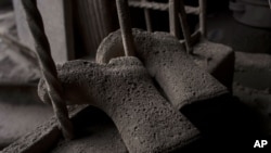 Zapatos cubiertos en cenizas en una vivienda de San Miguel Los Lotes, en Guatemala, tras la erupción del volcán de Fuego.