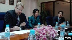 Jarkko Turunen, left, deputy chief of the International Monetary Funds’ Asia Pacific Division, talks to a group of journalists in a roundtable discussion, Phnom Penh, Cambodia, July 25, 2017. (Aun Chhengpor/VOA Khmer) 