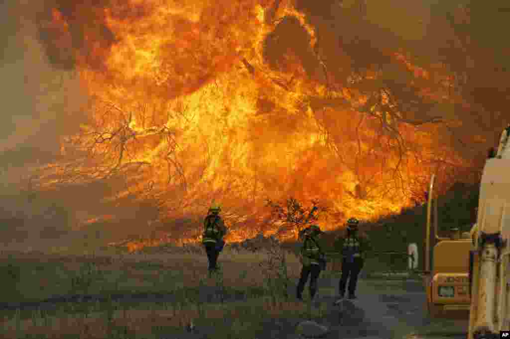 A hillside erupts in flame as a raging wildfire burns in Placerita Canyon in Santa Clarita, California, July 25, 2016.