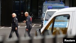 Sekitar 170 polisi, penyidik dan jaksa menggerebek kantor Deutsche Bank di Frankfurt, Jerman pada hari Kamis (29/11). 