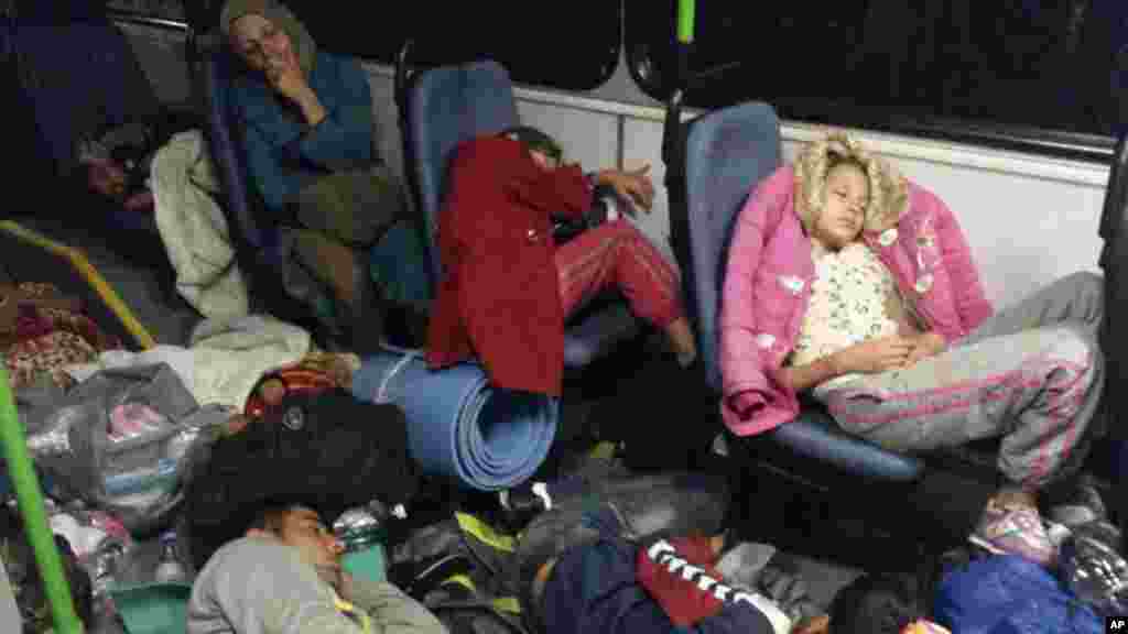 Des migarants sont assis dans un bus en provenance de Budapest pour la frontière autichienne près de Gyor, Hongrie, 5 septembre 2015