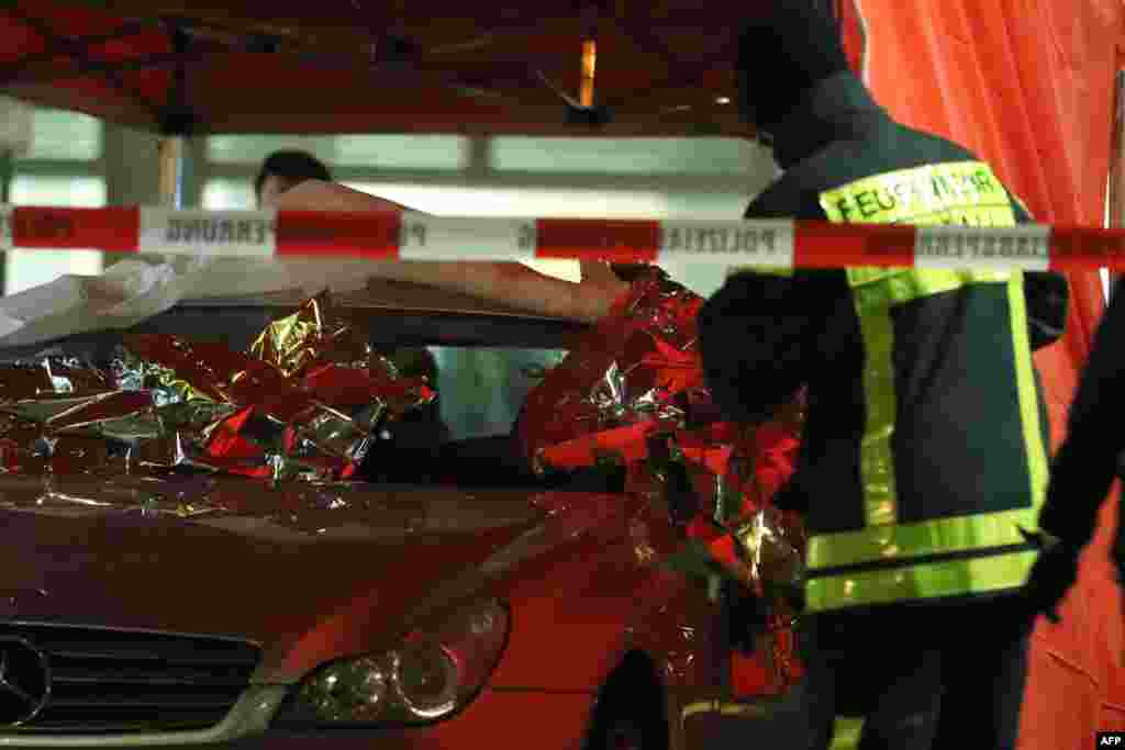 حکام کو فائرنگ کے کئی گھنٹے بعد مشتبہ حملہ آور کے گھر سے اُس کی لاش کے علاوہ ایک اور شخص کی لاش بھی ملی ہے۔