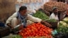 پاکستان میں مہنگائی اور ٹماٹر کی قیمت پر تنازع، معاملہ ہے کیا؟