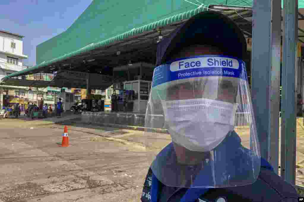 ထိုင်းနိုင်ငံ စမွတ်ဆာခွန်းခရိုင်က ပုစွန်ဈေးမှာ Face Shield တပ် အစောင့်တဦး။ (ဒီဇင်ဘာ ၂၀၊ ၂၀၂၀)