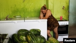 A Venezuelan woman stands in a kitchen of a gym which has turned into a shelter for Venezuelans and is run by Civil Defense with meals provided by Evangelical churches in Caimbe neighbourhood in Boa Vista, Roraima state, Brazil November 17, 2017. (REUTERS/Nacho Doce)