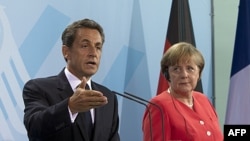 Tổng thống Pháp Nicolas Sarkozy (trái) nói rằng một gói ứng cứu mới sẽ được sớm được hoàn tất