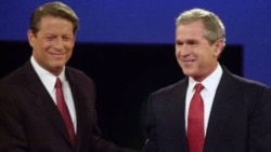 Demokratski kandidat Al Gore i republikanski kandidat Džordž Buš pred početak prve predsedničke debate 2000.
