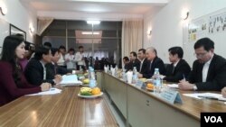 CNRP’s senior officials meet with NEC members to discuss about the voter registration process, Phnom Penh, Cambodia, November 25, 2016 (Ith Sothoeuth/VOA Khmer)