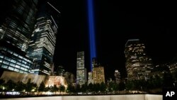 آرشیو - سالگرد حمله تروریستی ۱۱ سپتامبر، تابش دو نور آبی در مکانی که برج های دوقولوی مرکز تجارت جهانی جای داشت