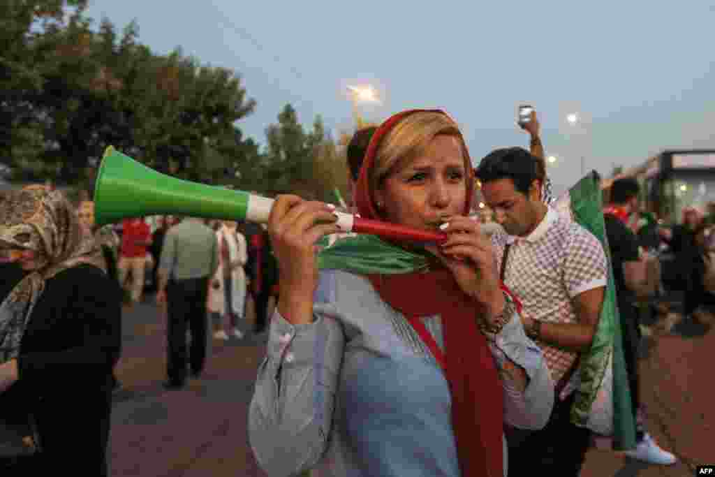 تماشاچیان بازی دو تیم ایران و اسپانیا پشت در ورزشگاه آزادی در ایران