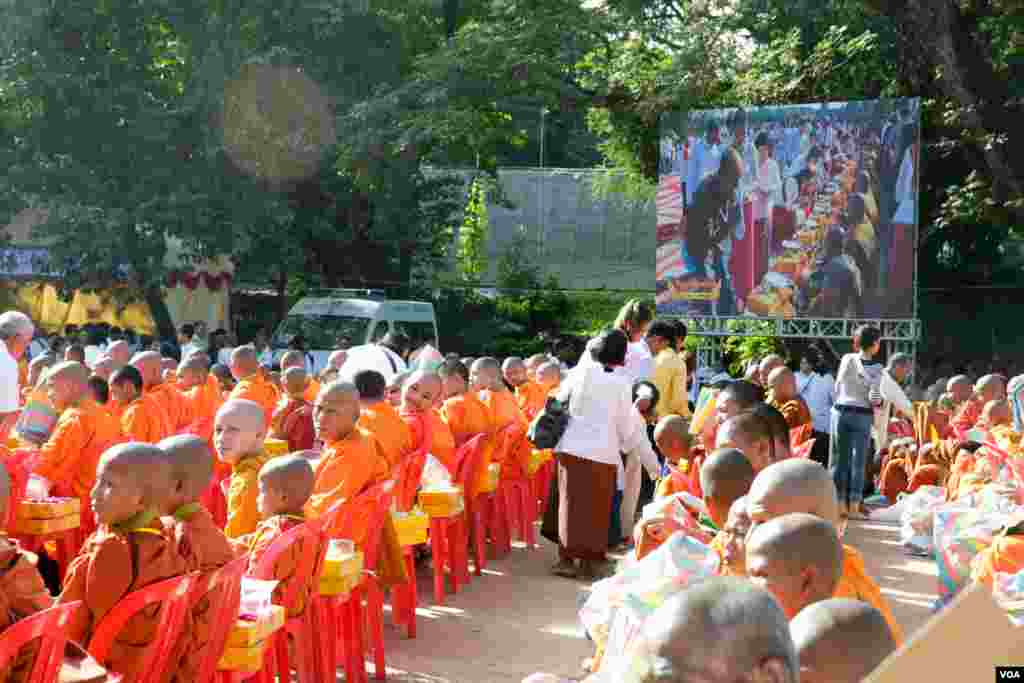 ទិដ្ឋភាព​ទូទៅ​នៅមុខ​ប្រាសាទអង្គរ​វត្ត​ ដែលបង្ហាញអំពីការរៀបចំ​កម្មវិធី​បួងសួង​សុំសេចក្តី​សុខ​ដល់កម្ពុជា, នៅទីក្រុង​សៀមរាប ខេត្ត​សៀមរាប​ ប្រទេស​កម្ពុជា​ កាលពីថ្ងៃទី២ ខែធ្នូ​ ឆ្នាំ​២០១៧ ។ (ខាន់​ សុគុំមនោ/VOA)&nbsp;