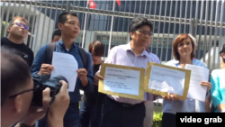 香港記者協會以及多個國際媒體組織，在特區政府總部外請願。（視頻截圖）