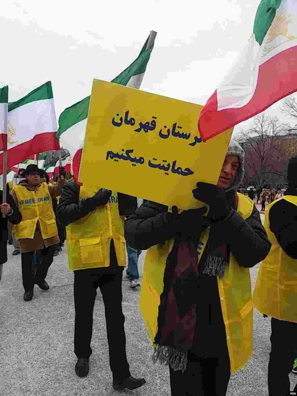 در پی کشته شدن دست کم دو نفر در لرستان، سازمان جوامع ایرانیان آمریکایی در تجمع مقابل کاخ سفید، این پلاکارد را در دست داشتند. 