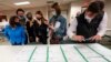 ARHIVA - Demokratski i republikanski posmatrači prate brojanje glasova u Alentaunu u Pensilvaniji, 6. novembra 2020. (Foto: AP/Mary Altaffer)
