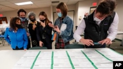 ARHIVA - Demokratski i republikanski posmatrači prate brojanje glasova u Alentaunu u Pensilvaniji, 6. novembra 2020. (Foto: AP/Mary Altaffer)