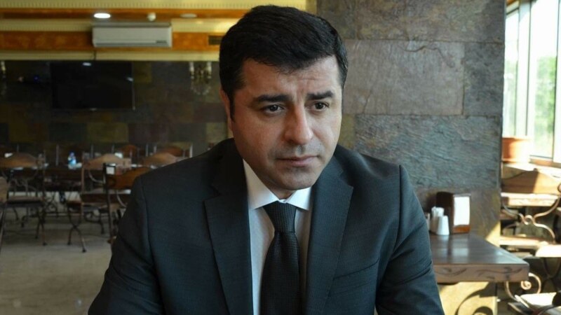 سەڵاحەدین دمیرتاش داوای ڕزگارکردنی ژیانی ئەو پارێزەرانە دەکات کە مانیان گرتووە