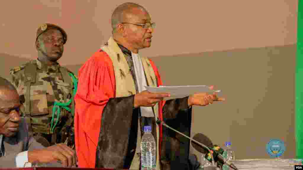 Le juge de la Cour d'assises lors du procès d'Amadou Haya Sanogo à Sikasso, dans le sud du Mali, le 30 novembre 2016.