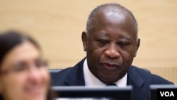 Mantan Presiden Laurent Gbagbo (kanan) hadir untuk pertama kali di depan Mahkamah Kejahatan Internasional di Den Haag (5/12).