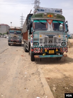 Trucks transport two thirds of India's freight. (A. Pasricha/VOA)