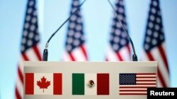 Les drapeaux du Canada, du Mexique et des Etats-Unis lors des pourparlers sur l'ALENA, à Mexico, le 5 mars 2018.