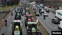 Fransız çiftçiler yaklaşık 1000 kadar traktörle Paris'te eylem gerçekleştiriyor.