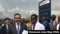 Le vice-président de Overseas private investment corporation remet un don à l’hôpital d’Oback à Youandé, Cameroun, le 13 janvier 2018. (VOA/Emmanuel Jules Ntap)