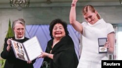 Dari kiri: Ketua Komite Nobel Berit Reiss-Andersen, penyintas bom Hiroshima Setsuko Thurlow dan Direktur Eksekutif ICAN Beatrice Fihn pada penganugerahan Nobel Perdamaian di Oslo, Minggu (10/12). 