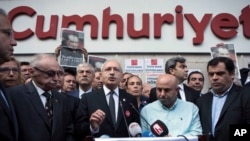 Turkey's main opposition Republican People's Party leader Kemal Kilicdaroglu speaks to the media after his visit in solidarity to Cumhuriyet newspaper in Istanbul, Nov. 10, 2016. 