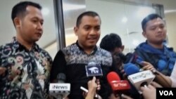 Pengacara Bachtiar Nasir, Aziz Yanuar (tengah) mendatangi Badan Reserse Kriminal Polri, hari Rabu (8/5) (Foto: VOA/Fathiyah).