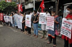 Anggota Asosiasi Pelajar Seluruh India (AISA) memegang plakat dan spanduk selama protes menuntut evakuasi aman warga India dan untuk menunjukkan solidaritas dengan rakyat Afghanistan, di Kolkata, India, 18 Agustus 2021. (Foto: REUTERS/Rupak De Chowdhuri )