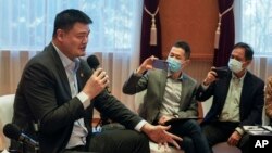 中国篮协主席、冰雪运动推广大使姚明在北京国际俱乐部与记者交谈。(2022年1月17日)
