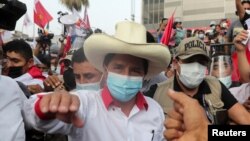 Le président du Pérou Pedro Castillo lors d'une tournée à Lima, au Pérou, le 15 mai 2021 pendant le second tour de la présidentielle. (Photo Reuters/Sebastian Castaneda)