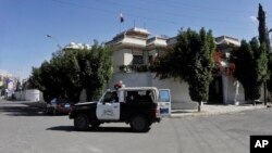 Sana'da İran büyükelçilik konutu önünde devriye gezen bir polis aracı