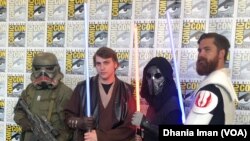 Para pengunjung mengenakan kostum dari karakter favorit mereka di ajang Comic-Con 2019 (dok: VOA)