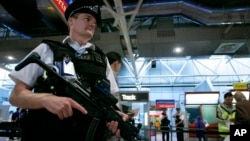 Các sĩ quan cảnh sát Anh tuần tra sân bay Heathrow ở London ngày 14 tháng 8 năm 2006.