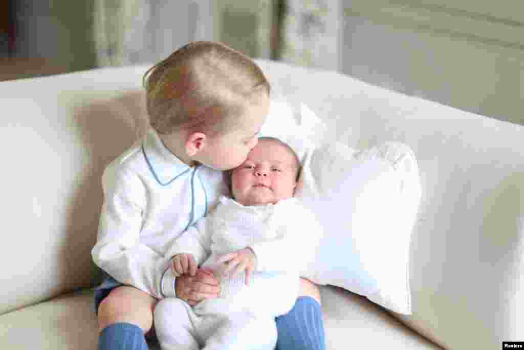 شهزاده جورج و شاهدخت شارلوت کوچکترین اعضای خانوادۀ سلطنتی بریتانیا