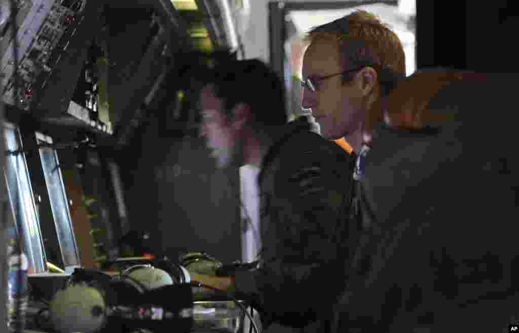 Flight Lieutenant Stephen Graham monitors a TAC station onboard a Royal New Zealand Air Force P3 Orion during search operations for wreckage and debris of missing Malaysia Airlines Flight MH370 in the southern Indian Ocean, near the coast of Western Australia, April 4, 2014.