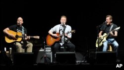 De izquierda a derecha: Bernie Leadon, Don Henley and Glenn Frey, durante una presentación en el Madison Square Garden, el 8 de noviembre de 2013.