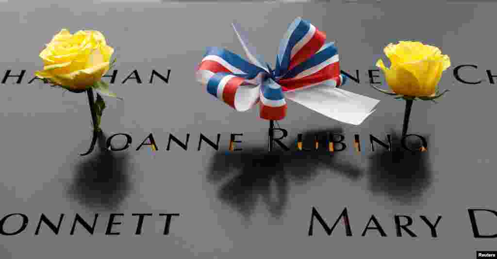 Hoa hồng và nơ được đặt trên tên của một nạn nhân tại Hồ phản chiếu Bắc tại Đài tưởng niệm 11/9 Quốc gia ở New York &nbsp;
