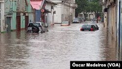 Inondations dans une artère de la ville de São Tomé après les pluies du 28 décembre 2021.