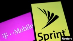 T-Mobile（左）和Sprint（右）標誌的智能手機。